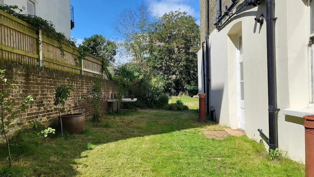 One Bed Garden Flat - Prime Location - Free Onsite Parking - Own Entrance Apartment Brighton