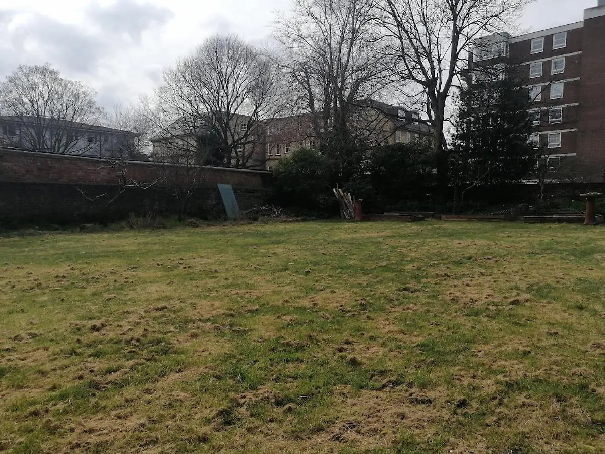 One Bed Garden Flat - Prime Location - Free Onsite Parking - Own Entrance Apartman Brighton