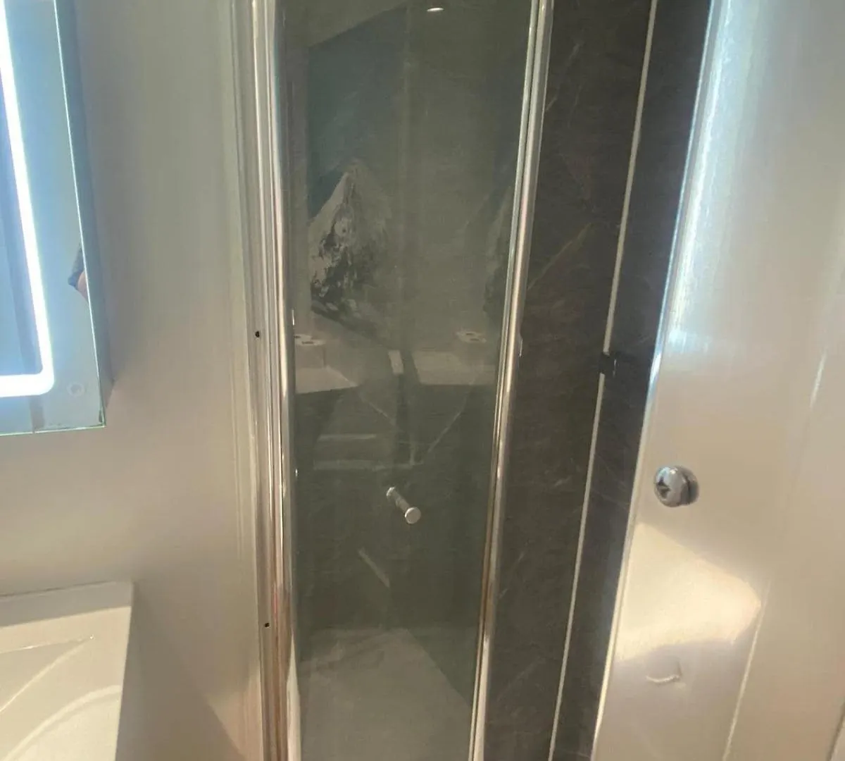 One Bed Garden Flat - Prime Location - Free Onsite Parking - Own Entrance Apartman Brighton