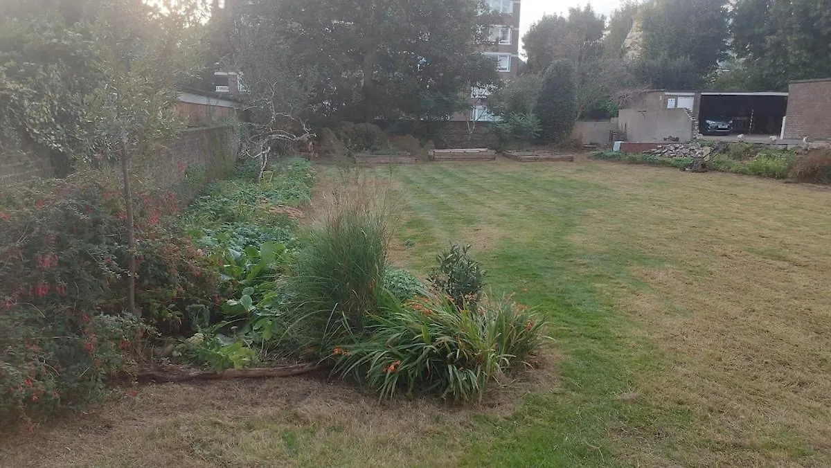 One Bed Garden Flat - Prime Location - Free Onsite Parking - Own Entrance Apartman Brighton 0*,