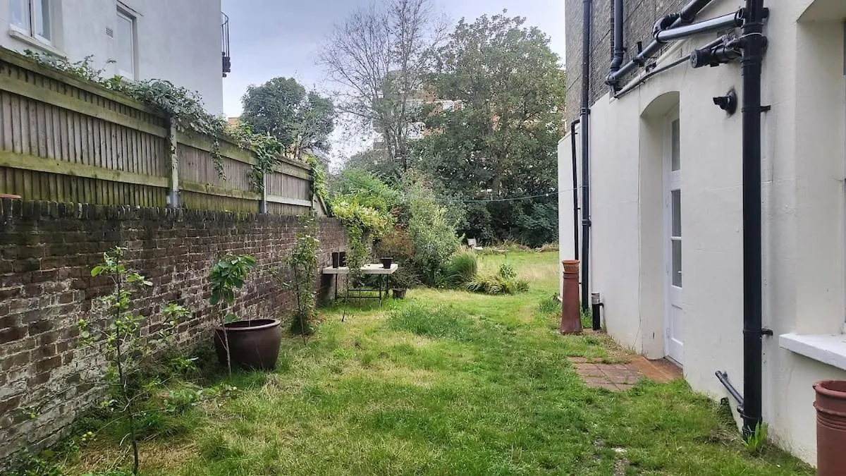 One Bed Garden Flat - Prime Location - Free Onsite Parking - Own Entrance Apartman Brighton