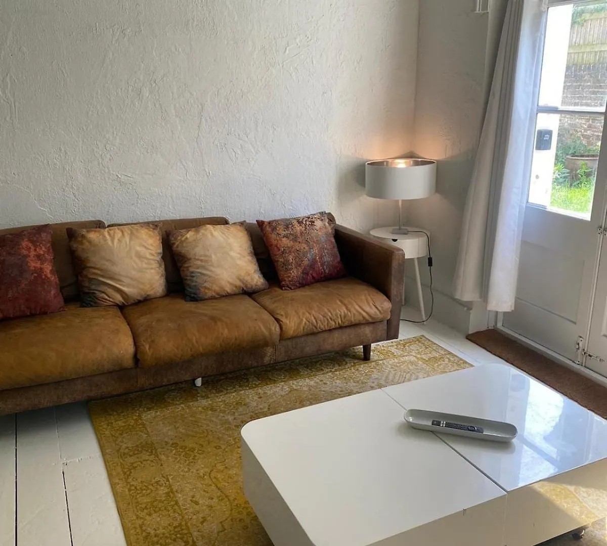 One Bed Garden Flat - Prime Location - Free Onsite Parking - Own Entrance Apartman Brighton