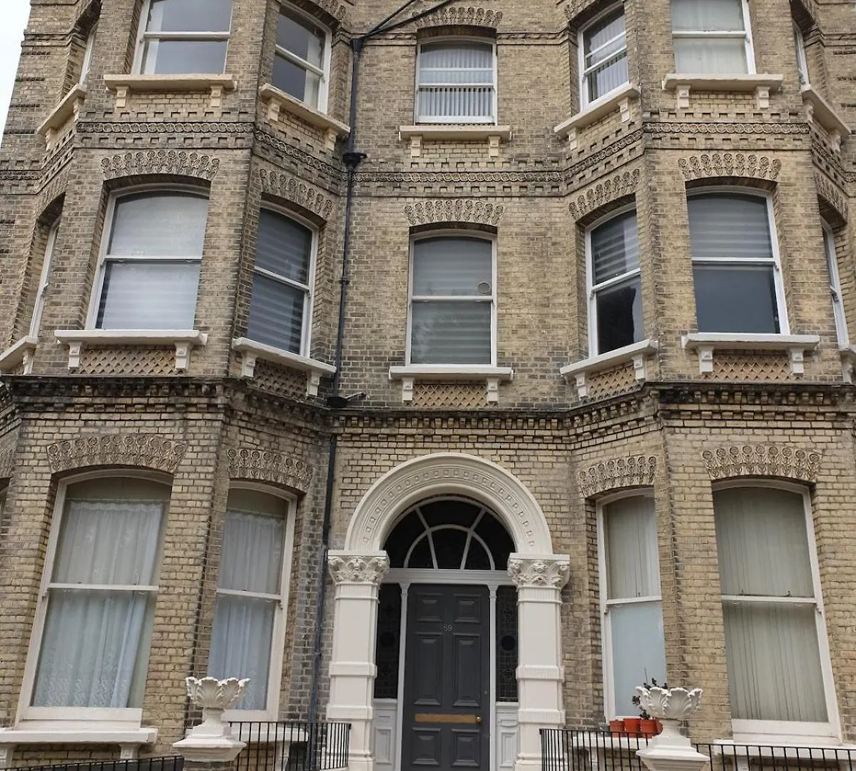 One Bed Garden Flat - Prime Location - Free Onsite Parking - Own Entrance Apartment Brighton